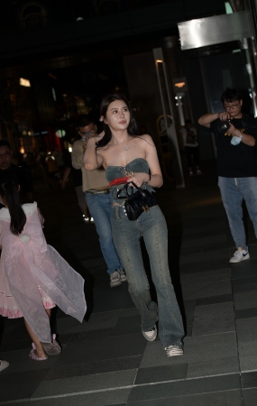 22827-11+91抹胸紧牛美女～