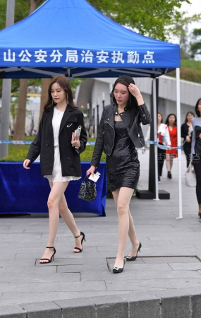 时尚美女姐妹