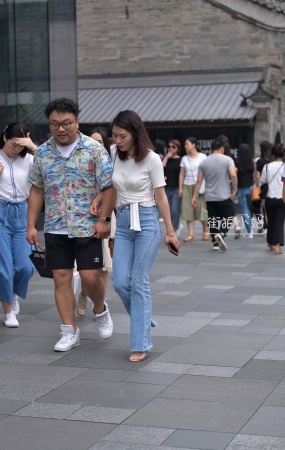 这大哥的女友？？？？