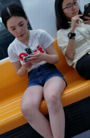 热裤长腿美眉