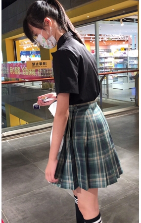 百褶裙美女