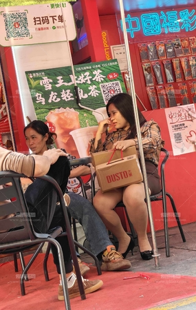 冒死拍到气质超薄肉丝高跟少妇