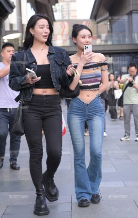 爱笑的牛仔裤小姐姐