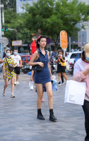 连体裙妹子