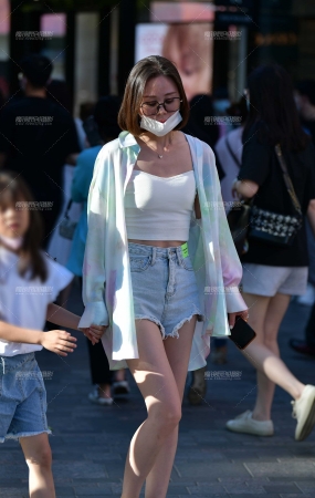 漂亮牛仔热裤美女