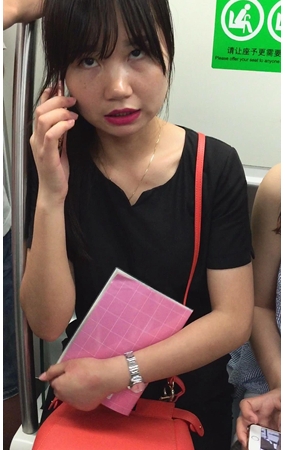 地铁上拍摄红唇性感OL制服美眉