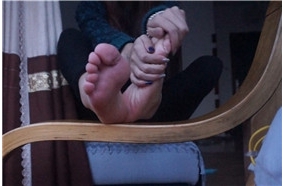 美女小倩挠脚丫视频
