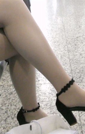 候车室特写丝袜性感美女的凉高玉足