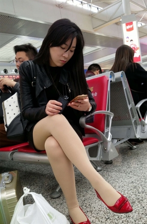 高铁站拍摄肉色丝袜红谢美腿长发少妇