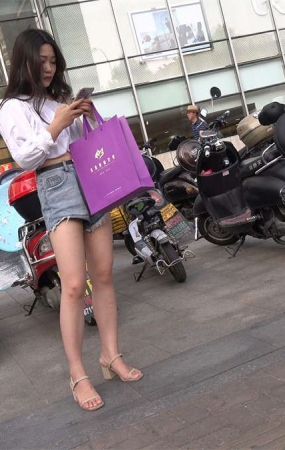 路边等车的高跟凉鞋妹子