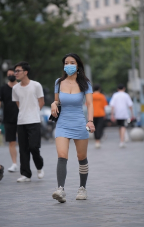 包屯蓝裙美女