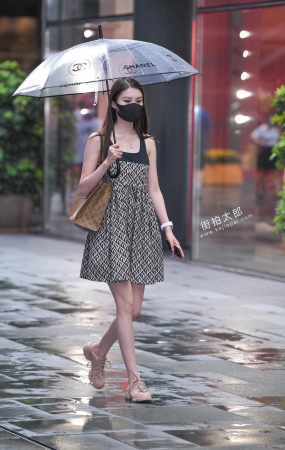 打伞短裙美女 21-08-04-58P
