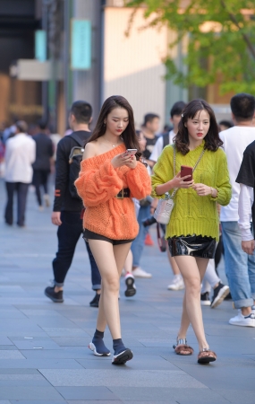 倆闺蜜，老规矩，选一个