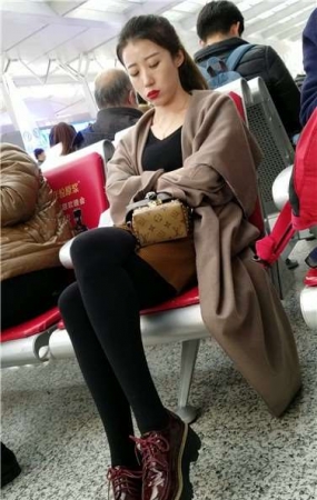 4k超清，长腿黑丝袜美女，标志五官颜值爆表。