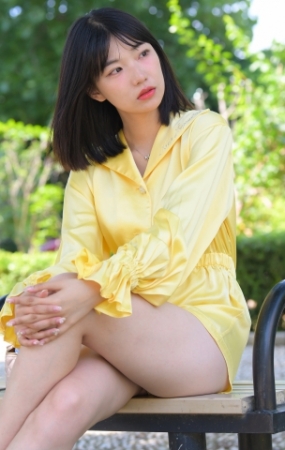 遛狗女孩
