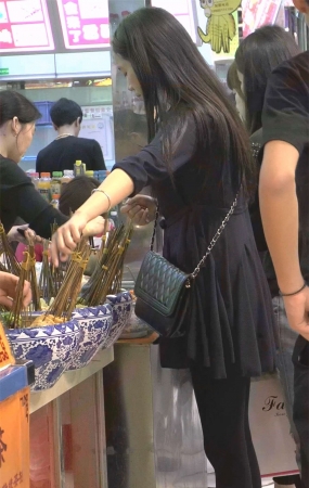 买东西的黑丝丝袜美女