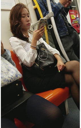 地铁上的黑丝妹子