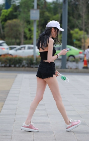 棒球帽性感身材月牙臀美腿美女高清原图