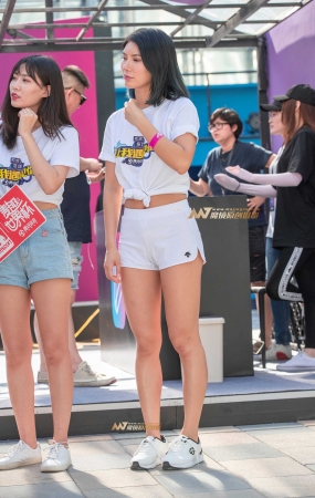 B46、有曲线的展台美女