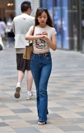 文静牛仔裤美女