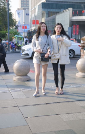 不害羞地说：我喜欢穿肉色的她
