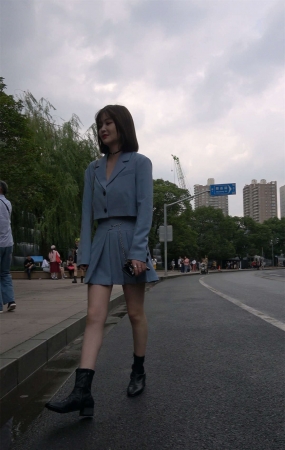 蓝色小短裙皮靴美眉