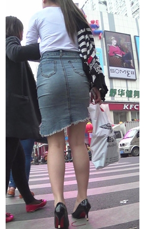 牛仔裙丰腴妹子