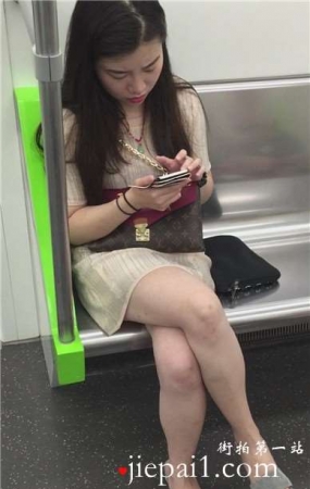 地铁偶遇白皙美腿美女。