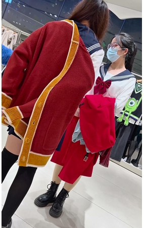 百褶裙美女
