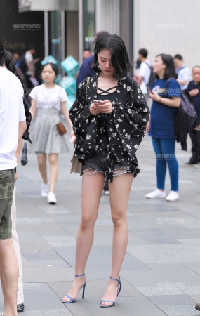 热裤，美腿高跟