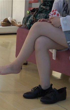 4K – 嫩嫩的学生小妹穿着超薄长丝挑选新鞋 [1.73 GB/MP4]