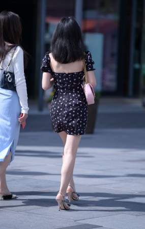 性感的长裙小姐姐
