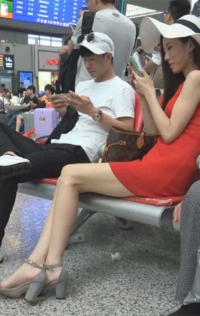 一身红裙装扮的气质美女,好看的不得了