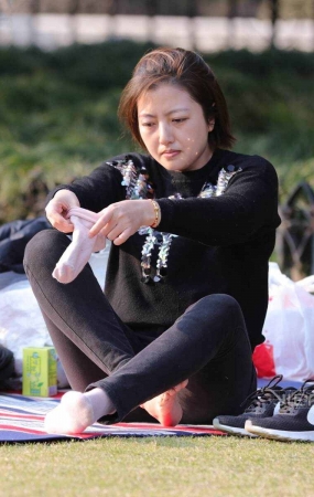 美脚丫成熟韵味女子