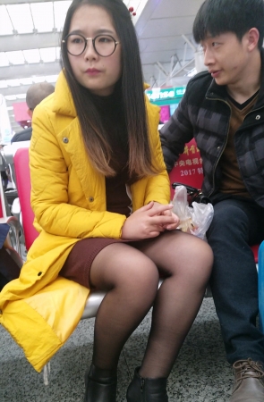 车站候车的黑色丝袜连衣裙长发美眉