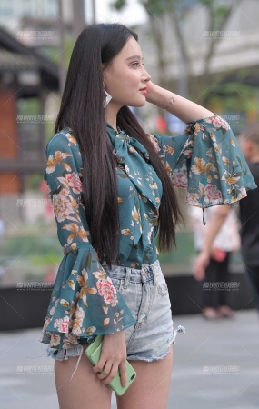 等闺蜜de热裤美女