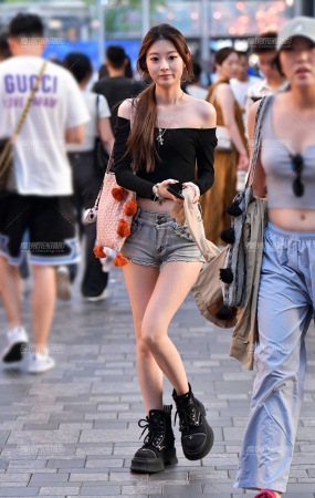 牛仔热裤小美女