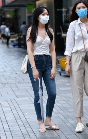 文静牛仔裤美女