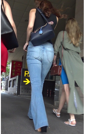 牛仔喇叭裤小姐姐