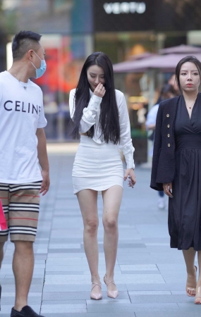 白裙美女