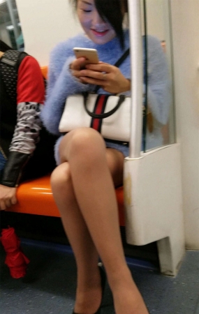 地铁蓝色毛衣连衣裙黑色高跟肉色丝袜长腿少妇
