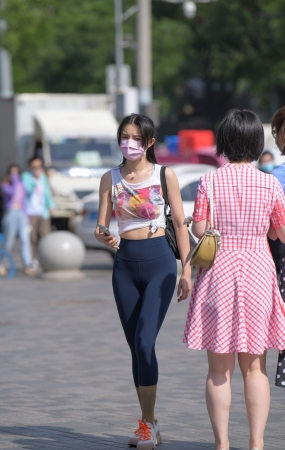 蓝色高挑紧身裤美女