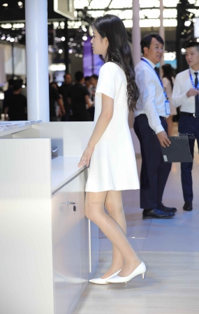 【街拍心灵】沃尔沃礼仪街拍小姐姐肉丝高跟美美哒