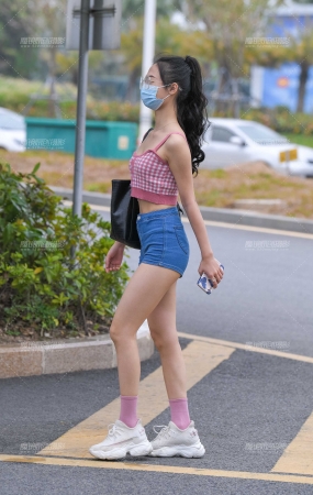 紧身热裤小妹