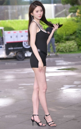 热裤长腿美女