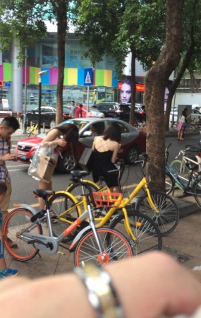 吊带连衣短裙，裸腿，高跟15