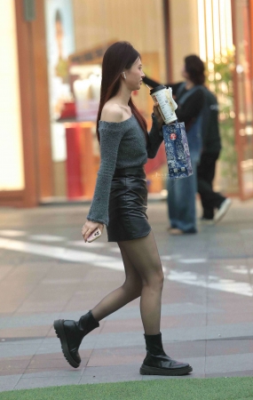 黑丝短裙街拍少妇