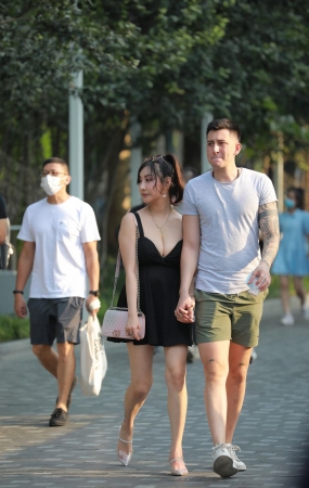 玩跷跷板的性感女友