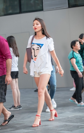 白色热裤小姐姐