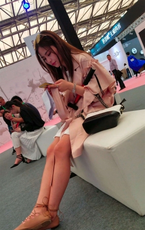 极品粉嫩美腿米色连衣裙天生丽质仙女姐姐